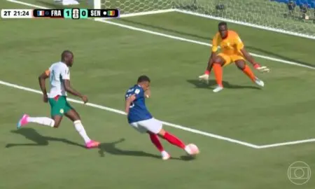 Mbappé marca para a França com assistência de Olise
