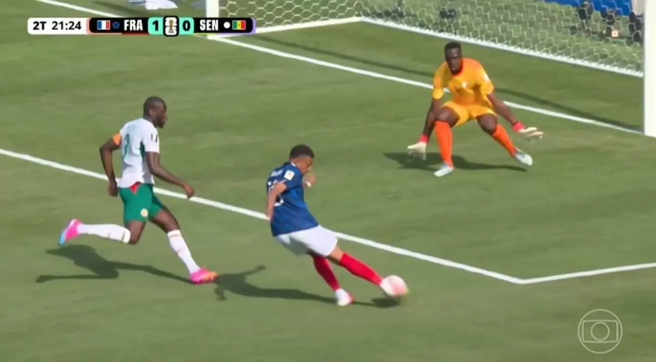 Mbappé marca para a França com assistência de Olise