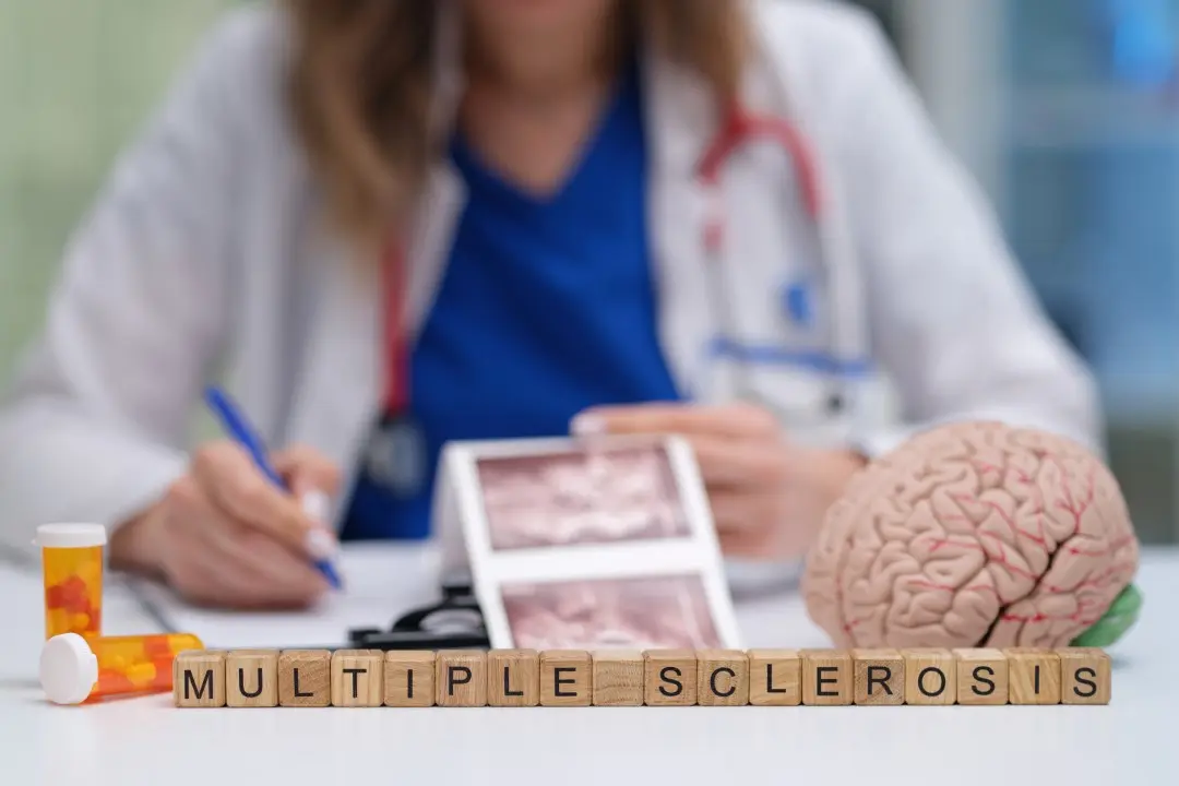 Médica anaslisando imagens de esclerose múltipla