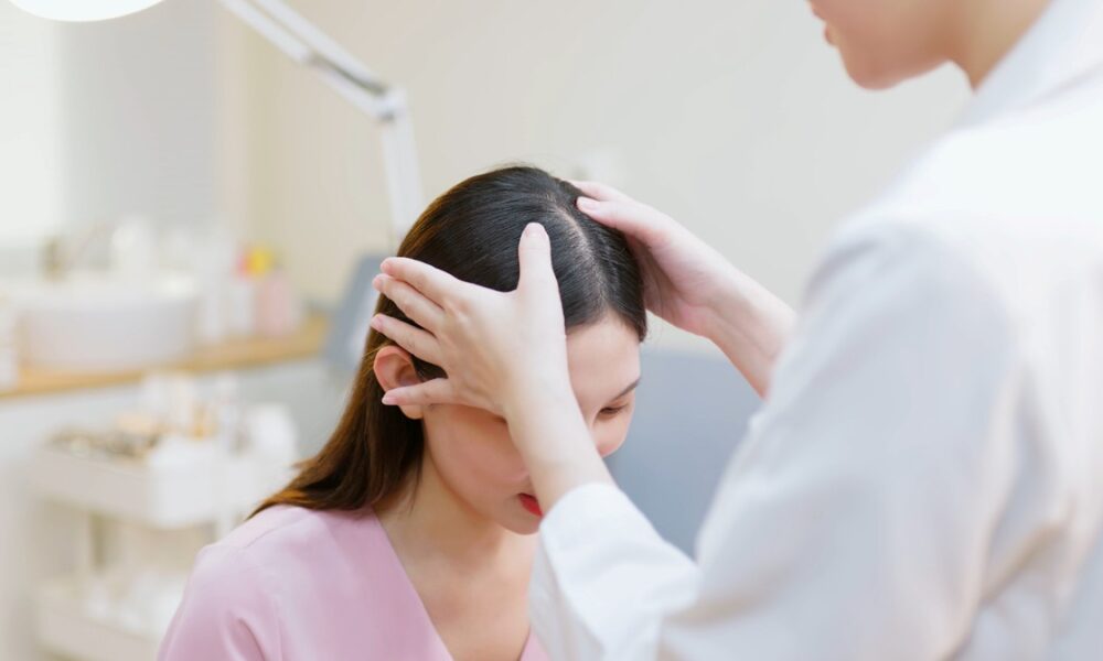 Dermatologis mengevaluasi efektivitas serum dan suplemen terhadap uban berdasarkan sains