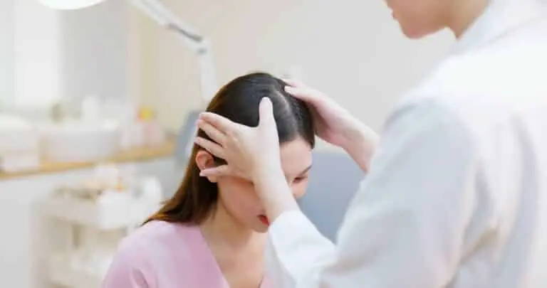 Médica dermatologista, paciente