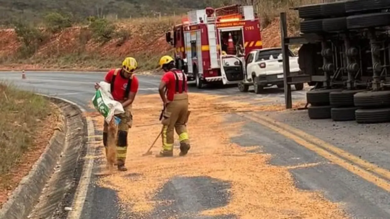 Militares jogaram serragem na pista