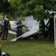 Momento em que bombeiros tentam conter o fogo, depois da queda de avião em Marília
