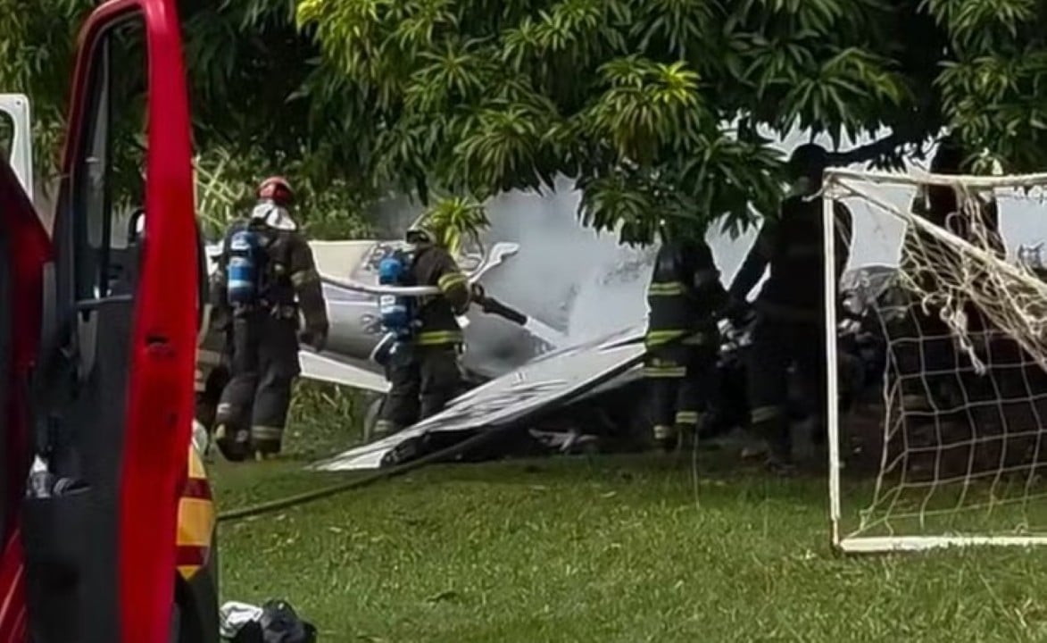 Momento em que bombeiros tentam conter o fogo, depois da queda de avião em Marília