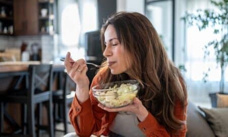 Mulher se alimentando, refeição