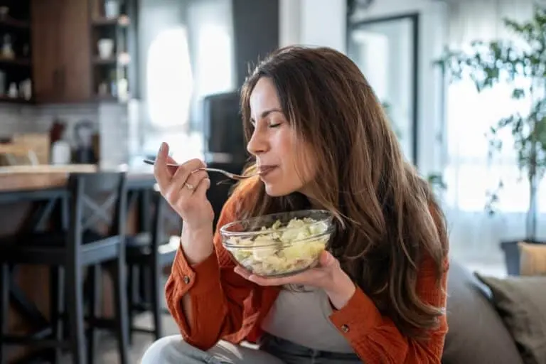 Mulher se alimentando, refeição