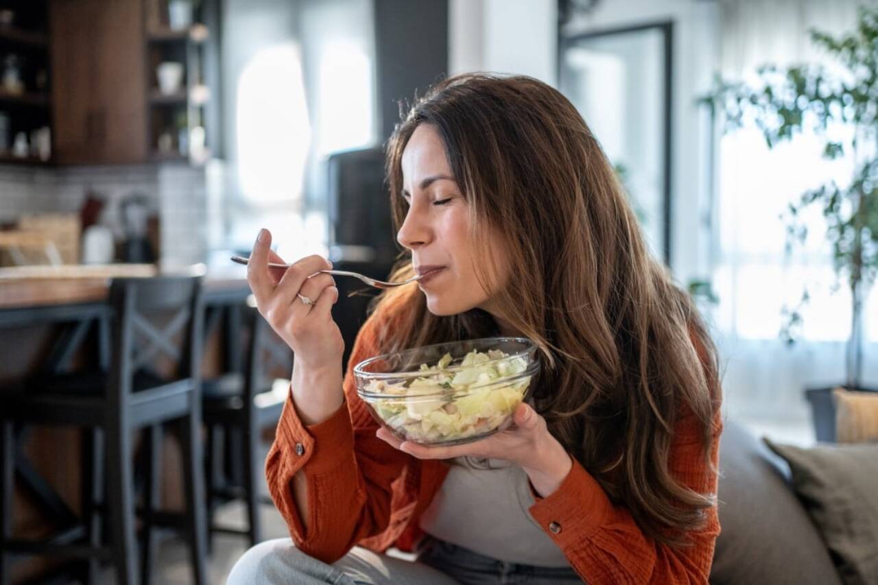 Mulher se alimentando, refeição