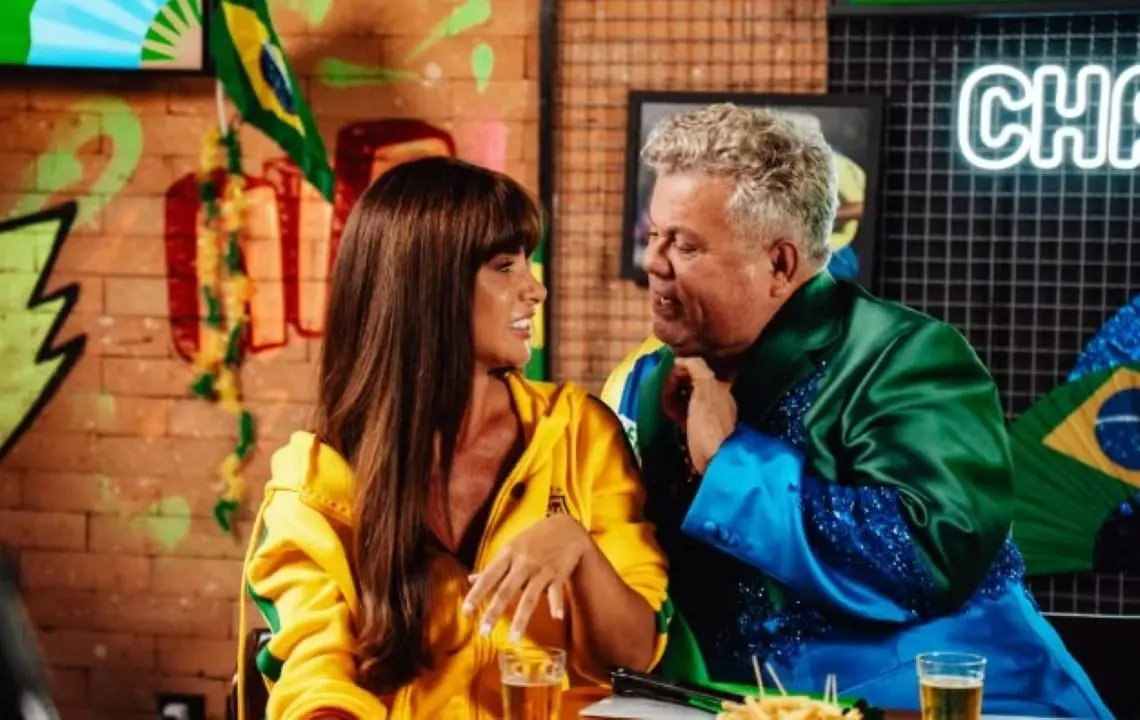 Nicole Bahls explica futebol para principiantes no Chama o Vrááá com Milton Cunha