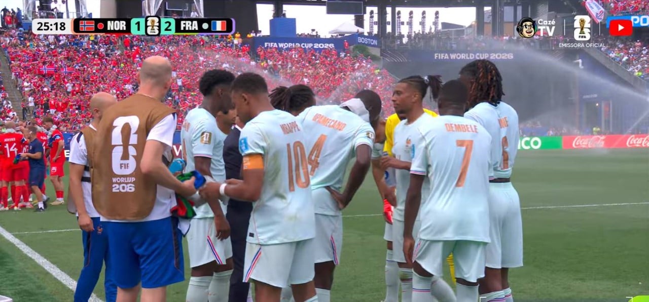 Pausa para hidratação no jogo entre França e Noruega pela Copa do Mundo FIFA 2026