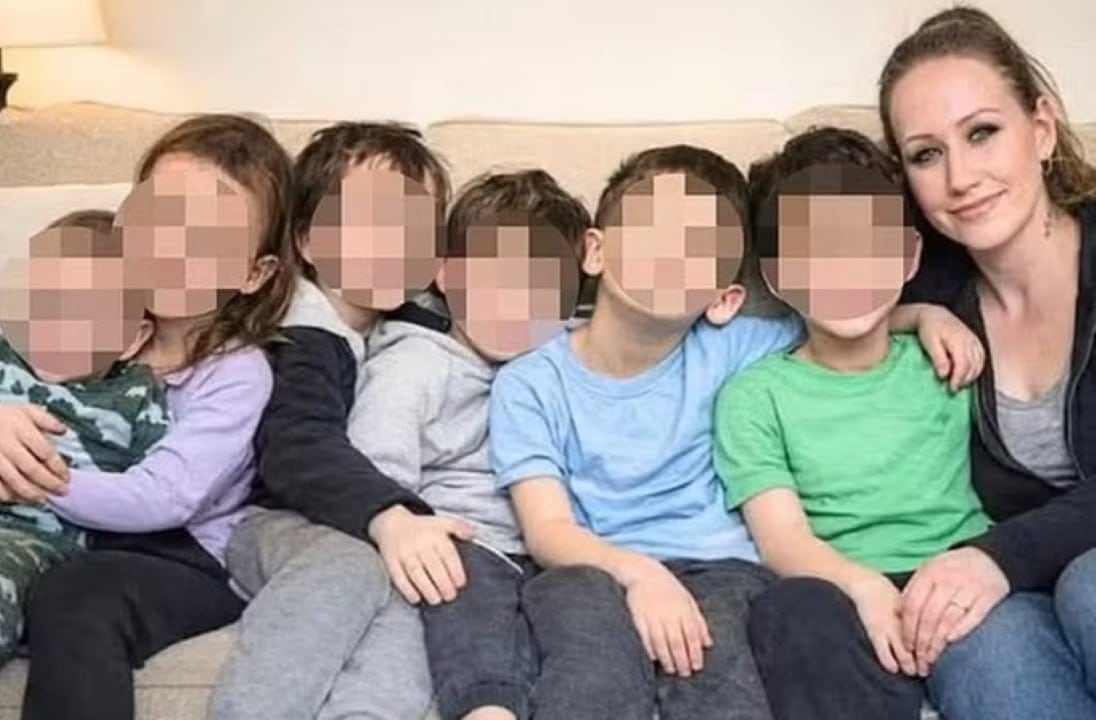 Pendley aparece na foto com seis de seus sete filhos