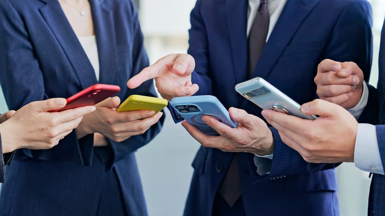 Pessoas com telefone, smartphones
