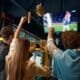 Pessoas no bar assistindo jogo de futebol