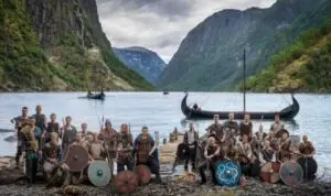Elenco da Noruega liderado por Erling Haaland posa com trajes de vikings para a Copa do Mundo