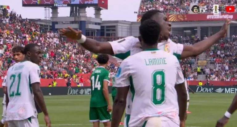 Senegal comemora 2 a 0 contra Iraque na Copa do Mundo FIFA