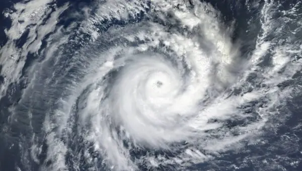 Super Tufão, tempestade tropical, ciclone, furacão, tornado, sobre o oceano - Triff/shutterstock.com