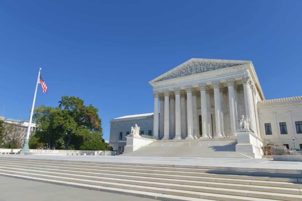 米国最高裁判所の判決は出生による市民権を維持し、ドナルド・トランプと矛盾