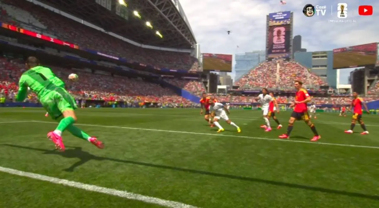 Thibaut Courtois faz grande defesa em cabeçada de Mohamed Salah