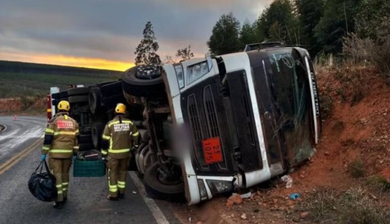 Veículo tombou na rodovia