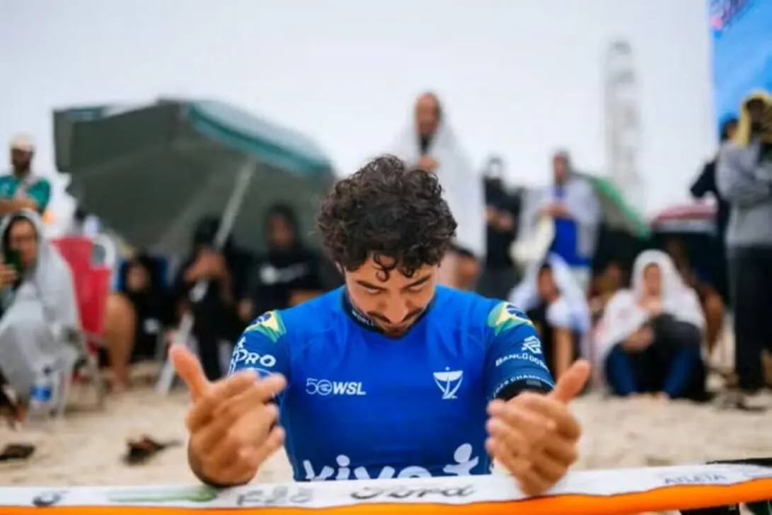 Yago Dora memenangkan etape Saquarema dengan antena spektakuler dan menempati posisi kedua dunia