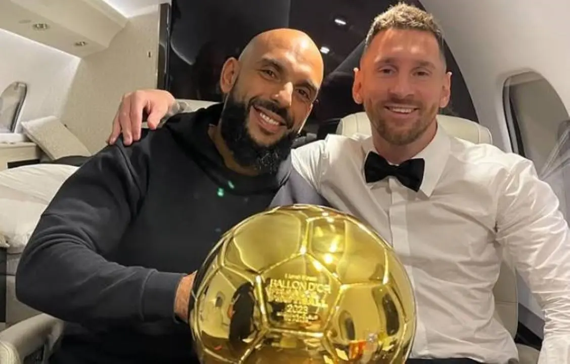 Yassine Cheuko e Lionel Messi
