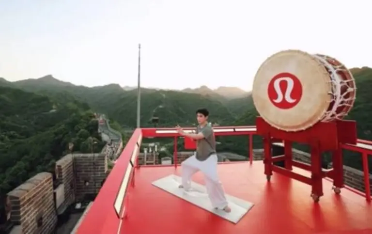 Zhu Yilong em evento de ioga da Lululemon