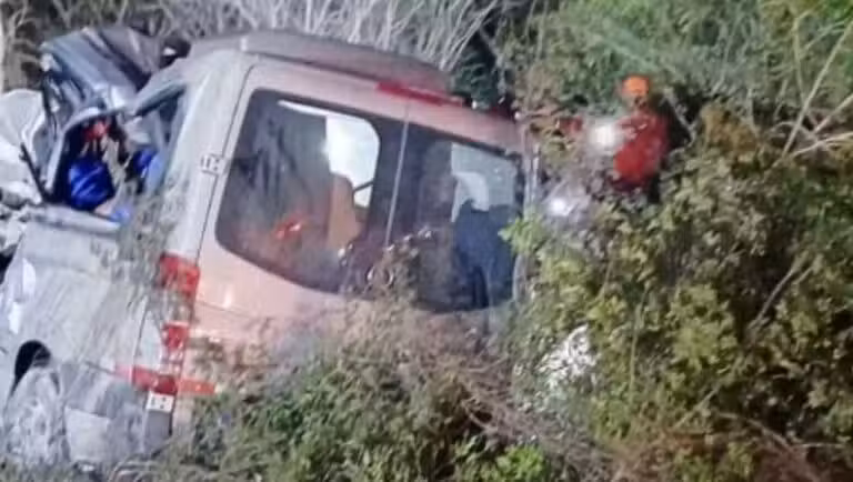 Acidente entre van e caminhão na Bahia