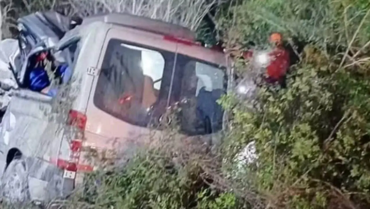 Acidente entre van e caminhão na Bahia