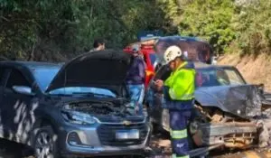 Colisão de veículos prende pessoa nas ferragens e deixa ferido em rodovia MG-455 no Sul de Minas