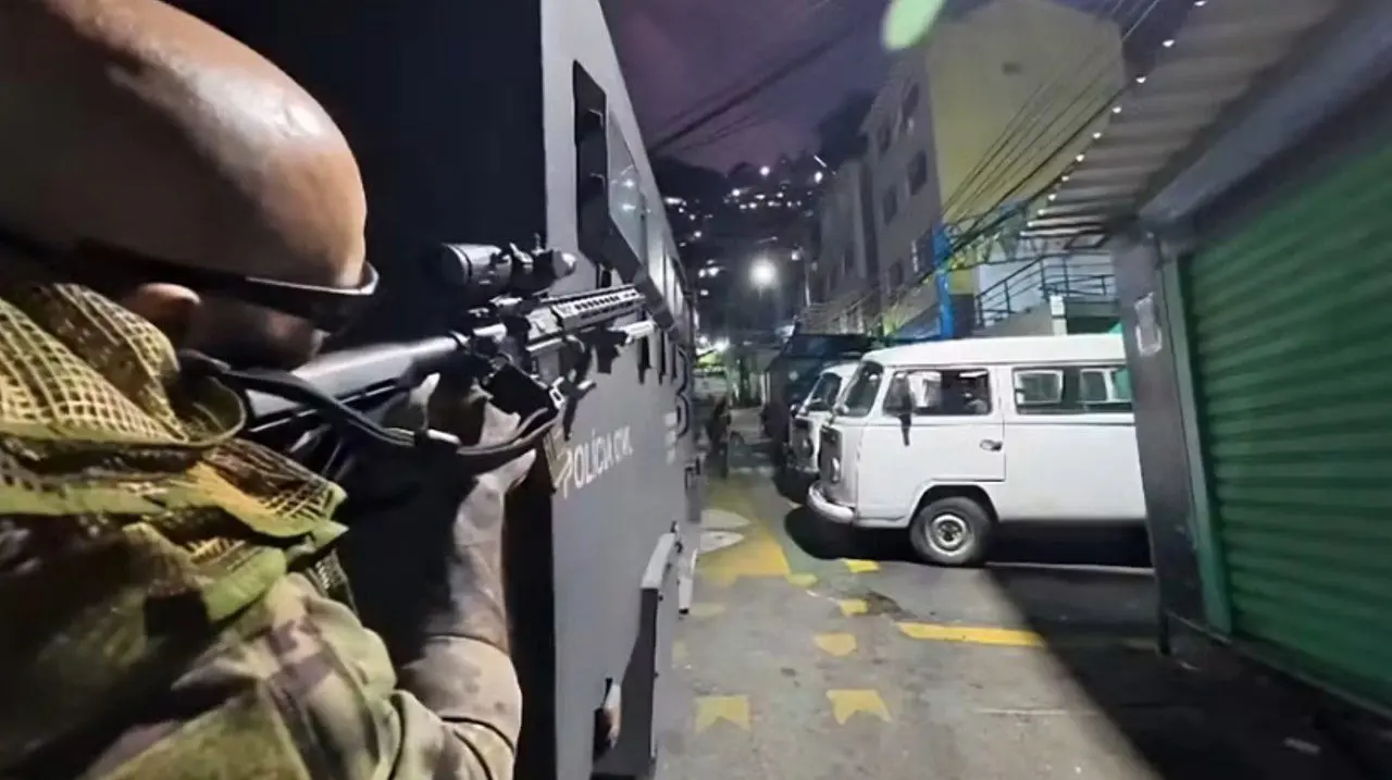Agente da Core na operação no Santa Marta — Foto: Divulgação/PCERJ