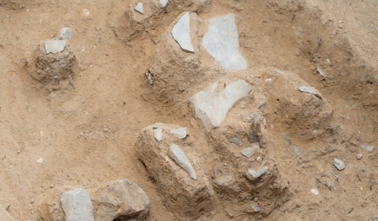 Artefatos escavados, incluindo ferramentas de pedra em forma de faca e lasca
