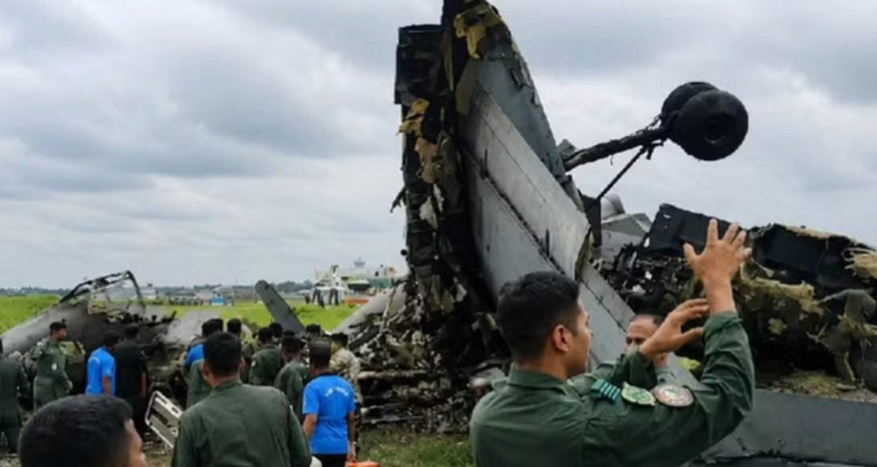 Avião cai em Jorhat, na Índia - Internet