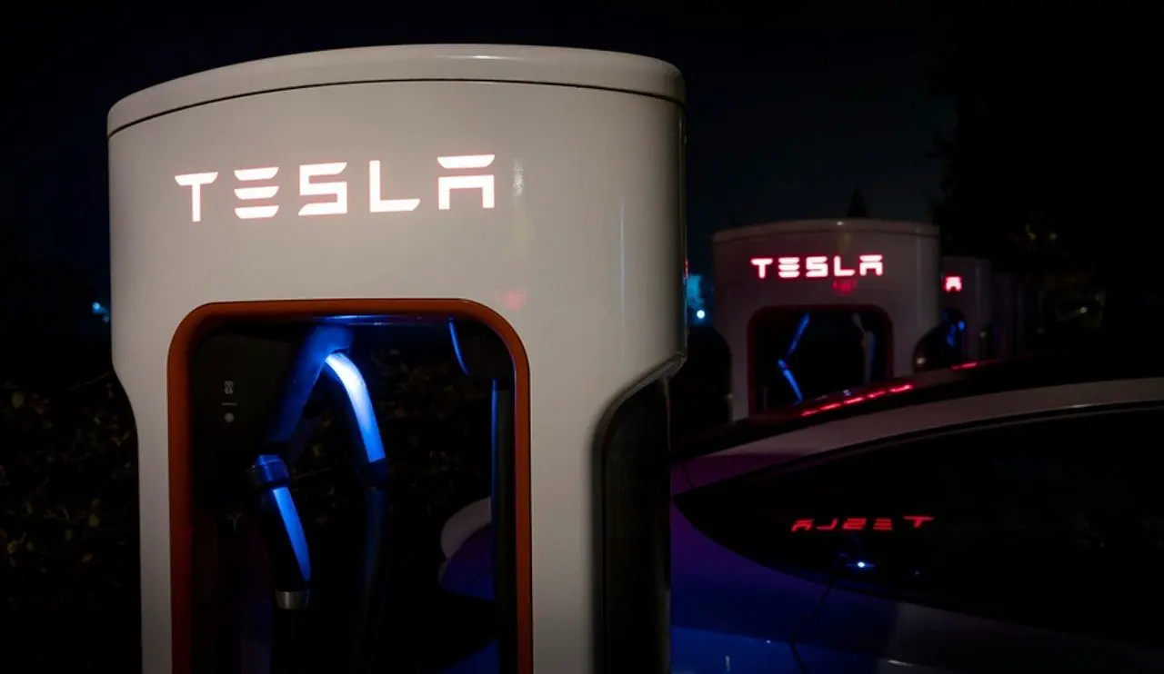 Bateria Tesla - Marco_Bonfanti/Istock.com