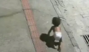 Motoboy prevents tragedy by rescuing baby crawling on avenue in ES; mother is arrested for abandonment