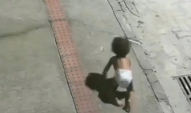 Bebê é encontrado engatinhando sozinho no meio da rua em Vila Velha — Reprodução