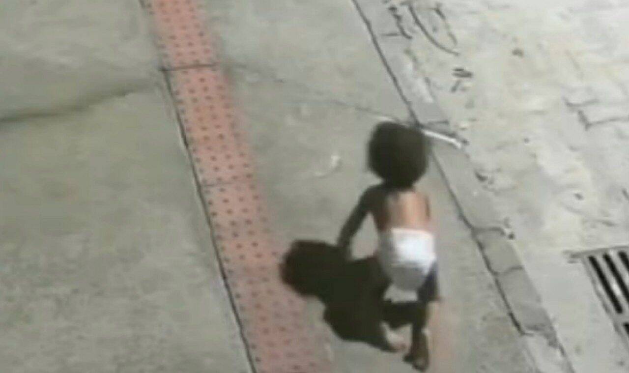 Bebê é encontrado engatinhando sozinho no meio da rua em Vila Velha — Reprodução