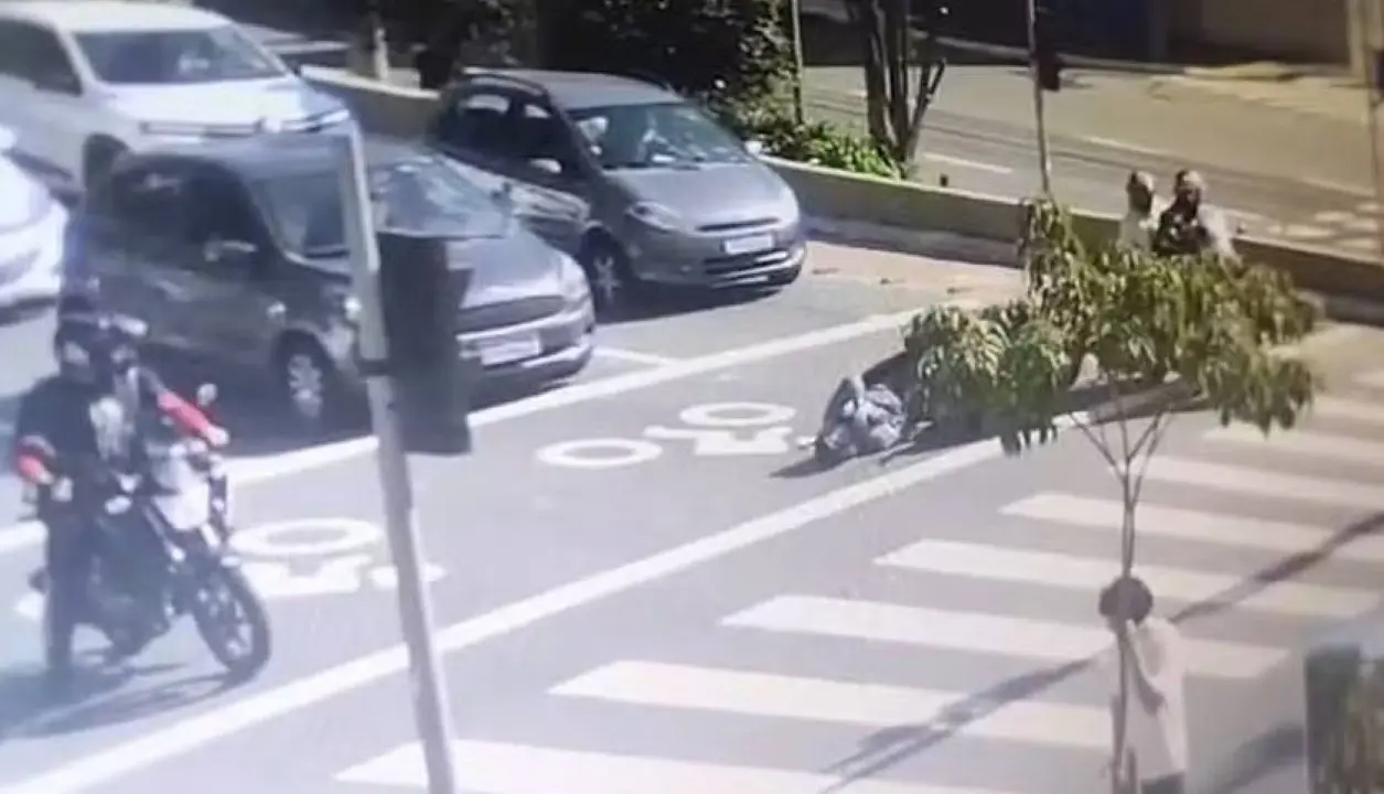 カメラは警察官が撃たれる瞬間を捉えた