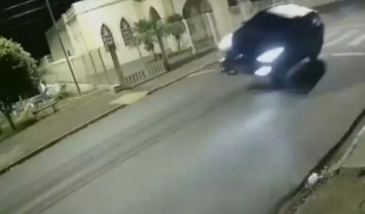 Carro passa por cima de moto com dois ocupantes em Patrocínio Paulista, SP - Foto: Reprodução/Câmeras de segurança -