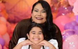 Ex-BBB Chaiany Andrade organiza festa de 10 anos da filha Lara em evento mágico com tema de parque de diversões