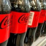 Coca-Cola retira produtos de mercado devido a furtos de figurinhas da Copa do Mundo nos rótulos