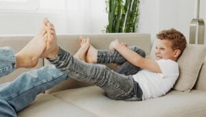 Il cattivo odore dei piedi dei bambini ha cause specifiche e può essere controllato dai genitori