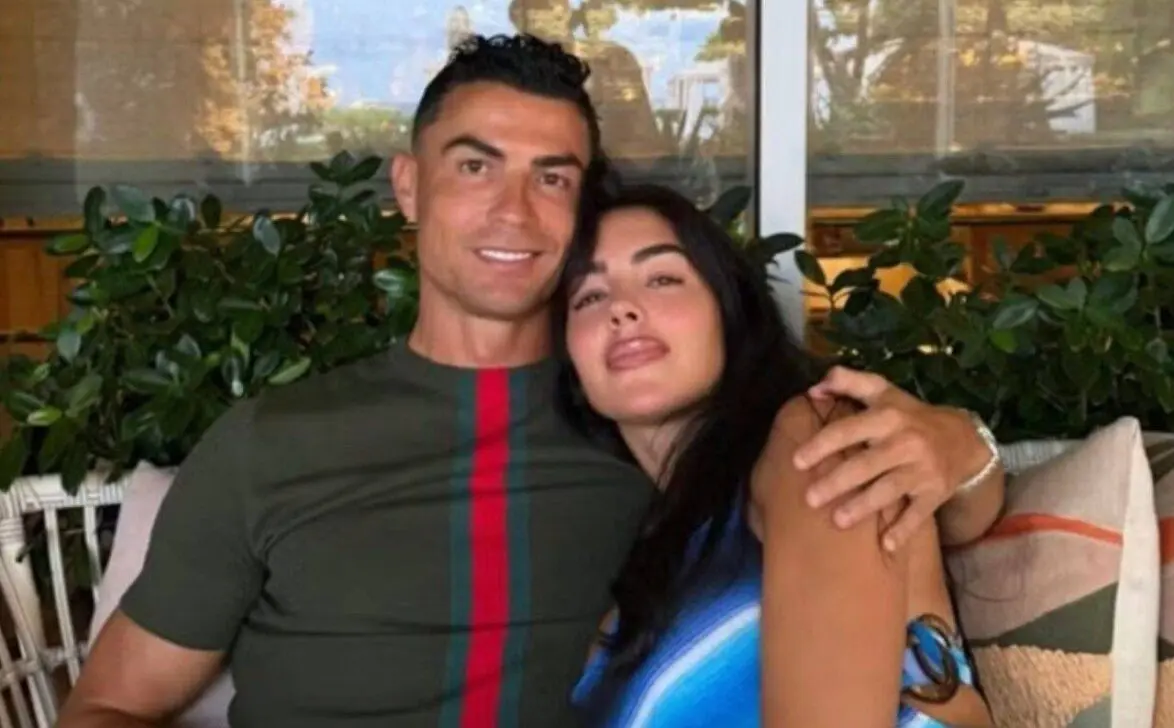 Cristiano Ronaldo deelt de hereniging met Georgina Rodríguez tijdens de vrije tijd na de wedstrijd van het nationale team