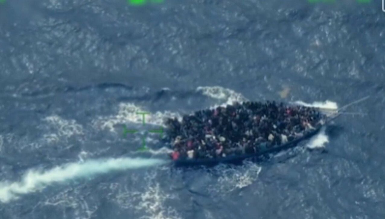Embarcação interceptada com 240 pessoas
