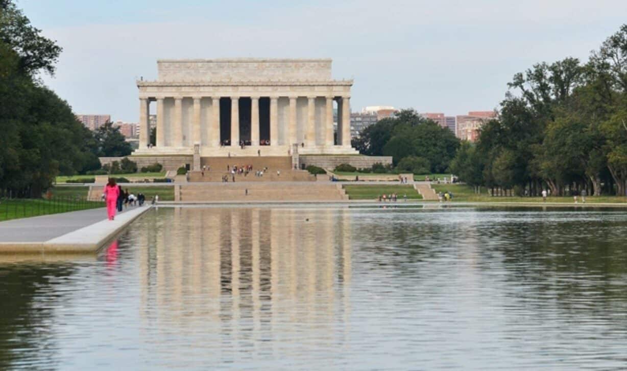 espelho d'água do Lincoln Memorial