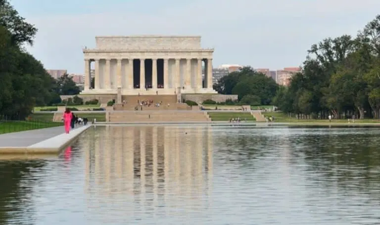espelho d'água do Lincoln Memorial