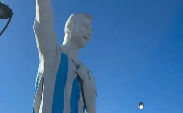 estátua de Messi - reprodução vídeo @WorldCupMedia_
