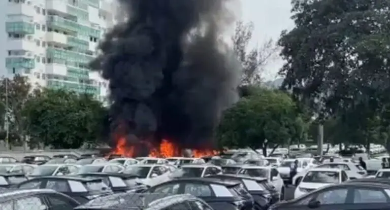 Fogo em pátio no Recreio no Rio de Janeiro — Reprodução