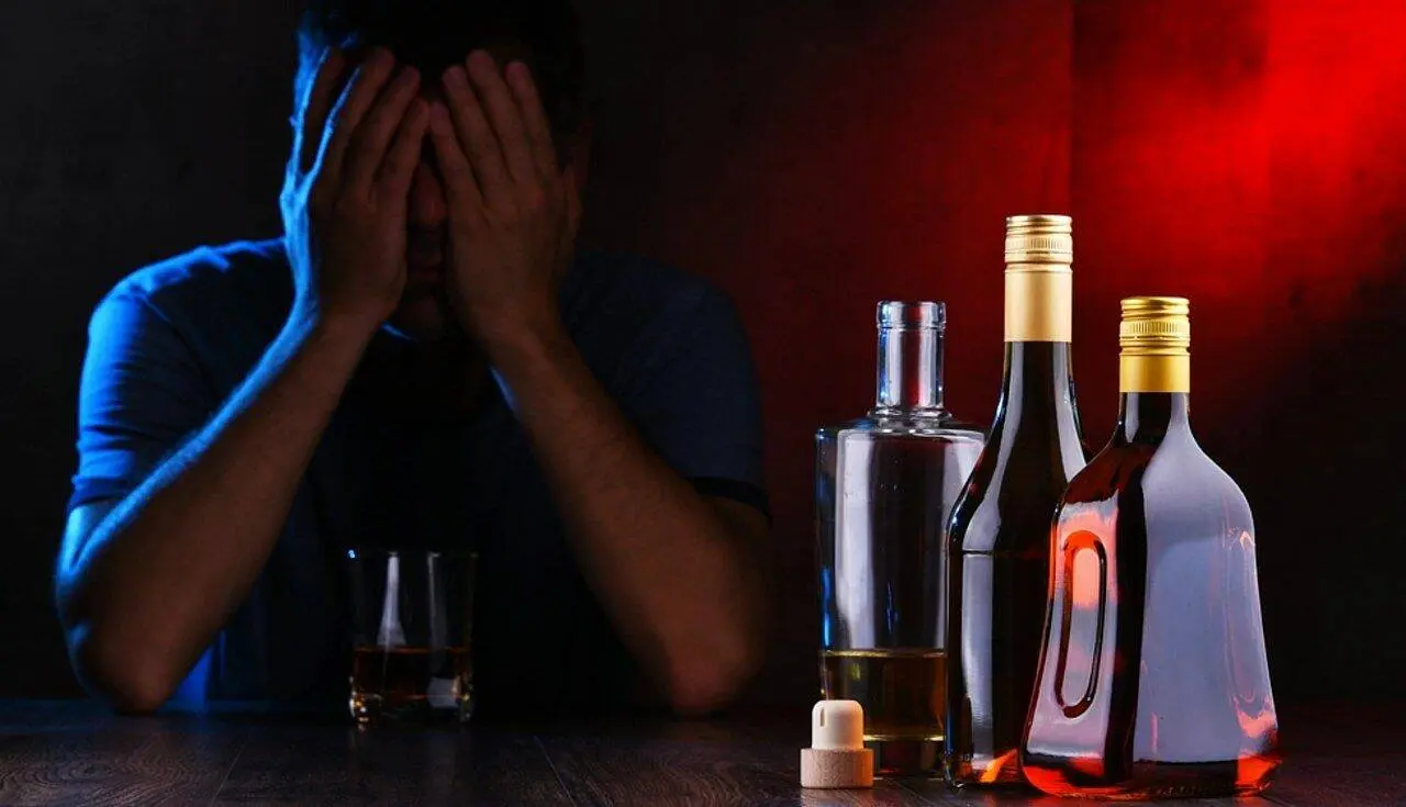 Homem, bebidas alcoólicas - monticello/ Shutterstock.com