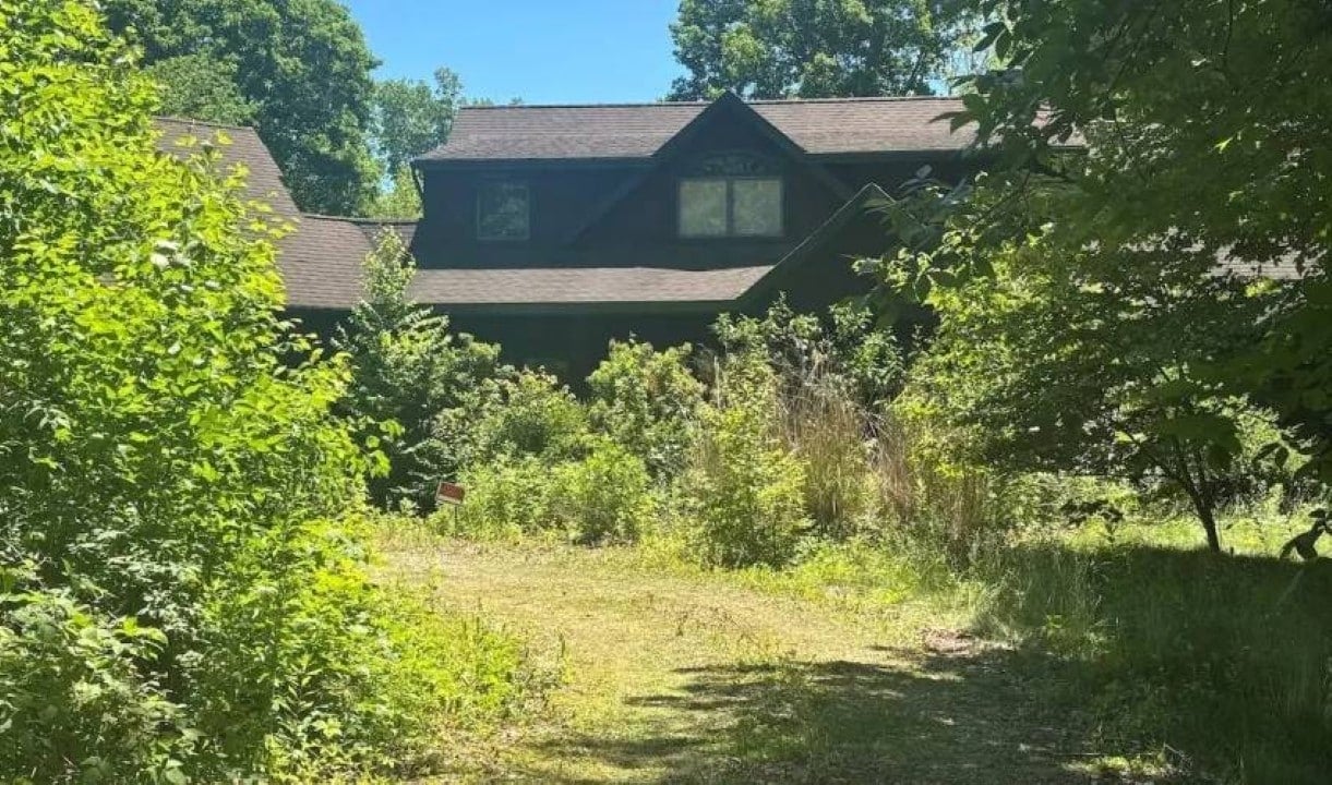 homem compra casa e descobre três cadáveres