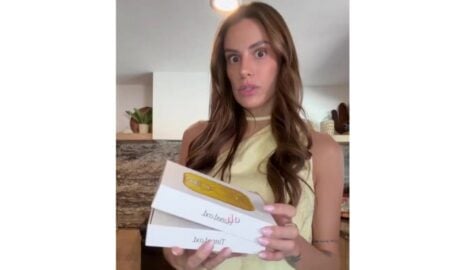 Influenciadora mostrando peixe enlatado em embalagem premium - Reprodução/ TV Globo
