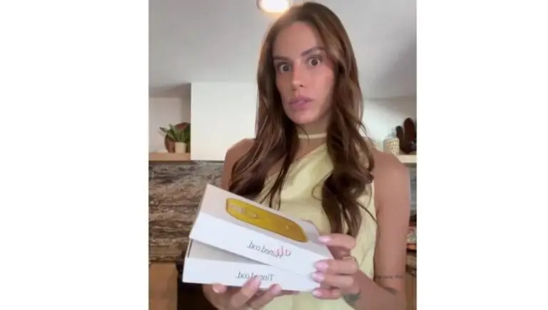Influenciadora mostrando peixe enlatado em embalagem premium - Reprodução/ TV Globo